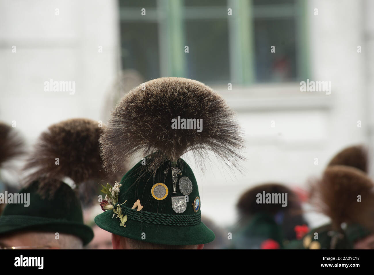 Cappello tradizionale bavarese, visto prima della sfilata in costume in occasione dell'Oktoberfest di Monaco Foto Stock
