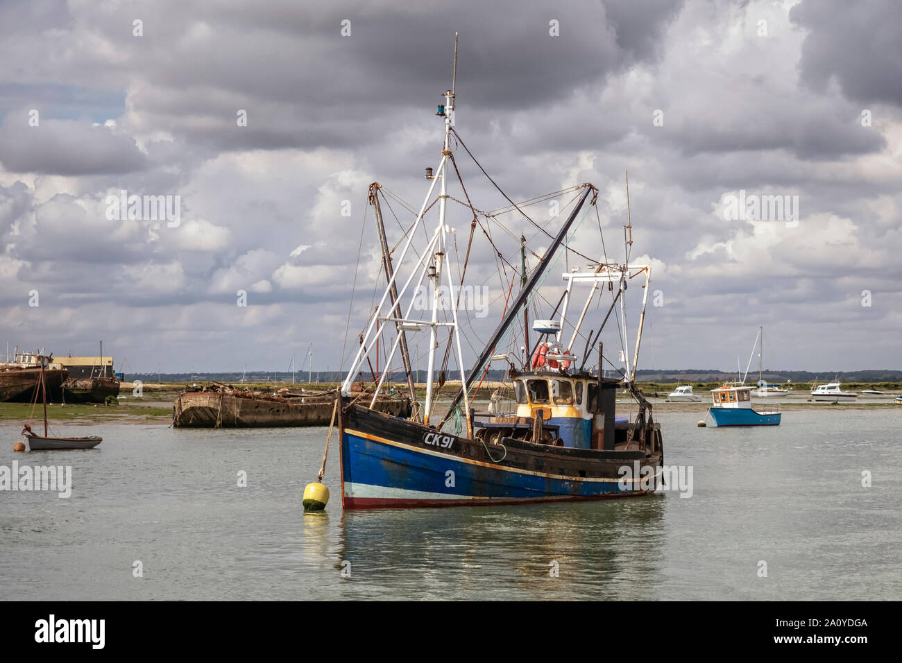 WEST MERSEA, ESSEX, UK - 31 AGOSTO 2018: Imbarcazione da pesca ormeggiata nel fiume Blackwater Foto Stock