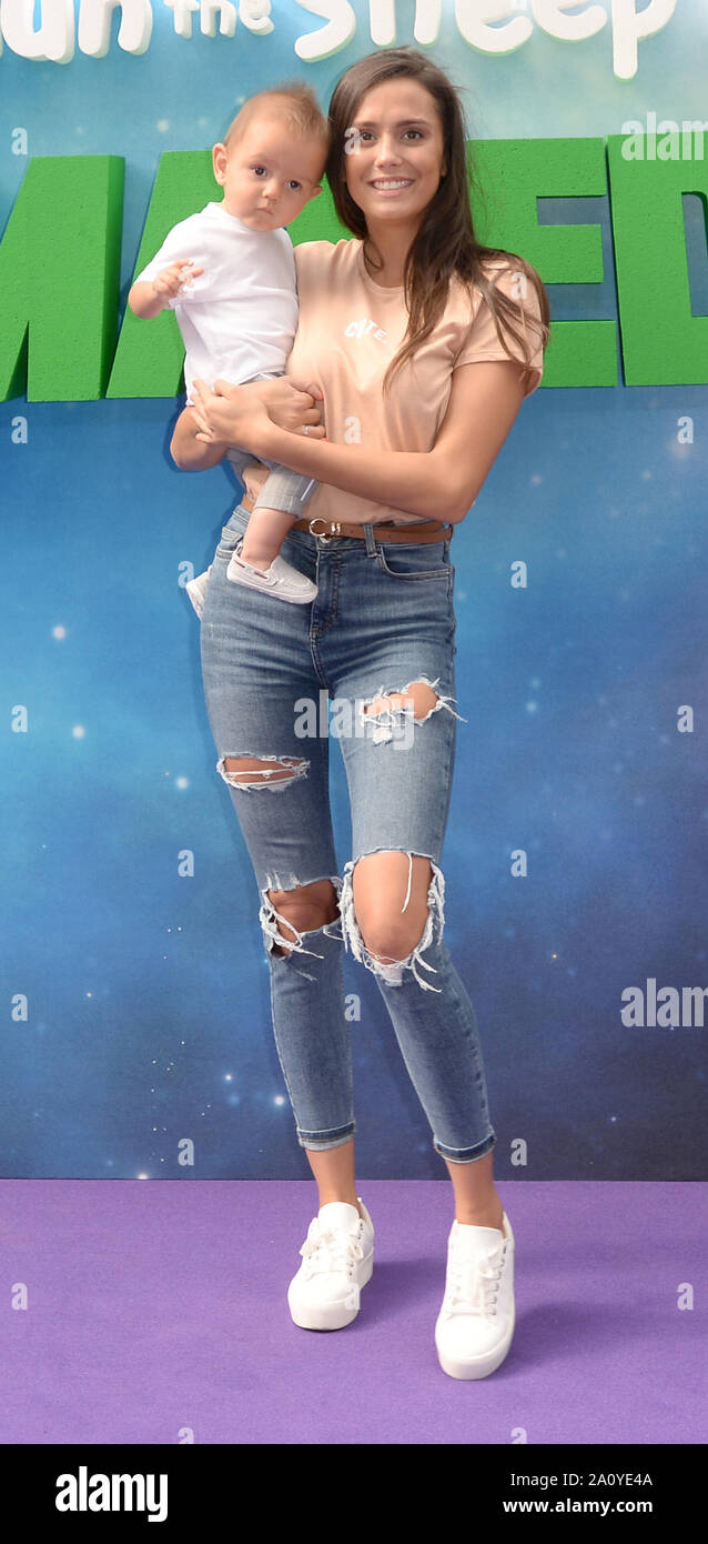 Foto deve essere accreditato ©Alpha premere 078237 22/09/2019 Tyla Carr e figlio di Archie a Shaun la pecora Movie Farmageddon UK Premiere detenute a Odeon Luxe nel quadrato di Leicester, Londra Foto Stock