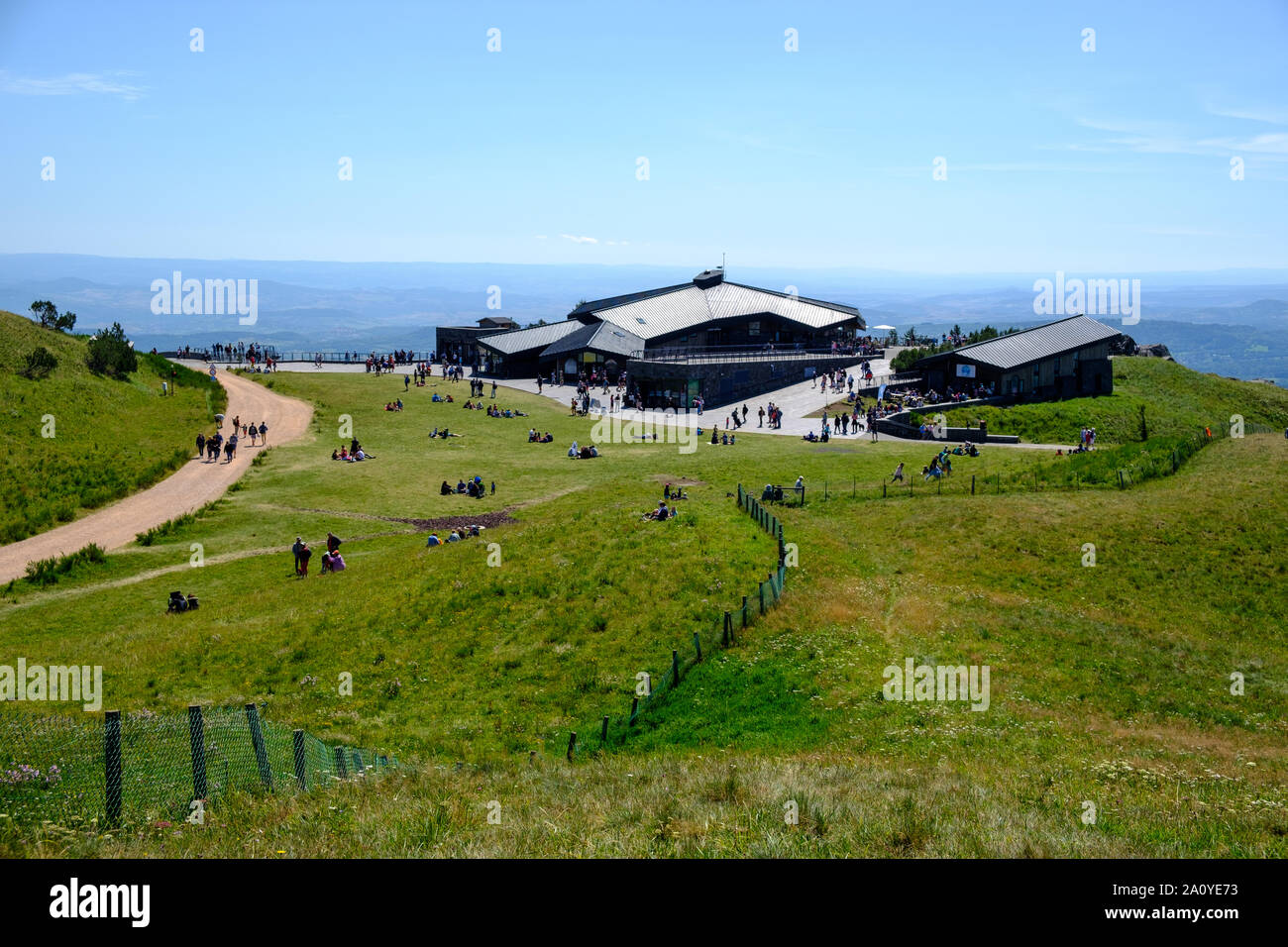 Il grande sito di Francia spazio, con il ristorante e la stazione ferroviaria, al vertice del Puy de Dome nei pressi di Clermont-Ferrand, Francia Foto Stock