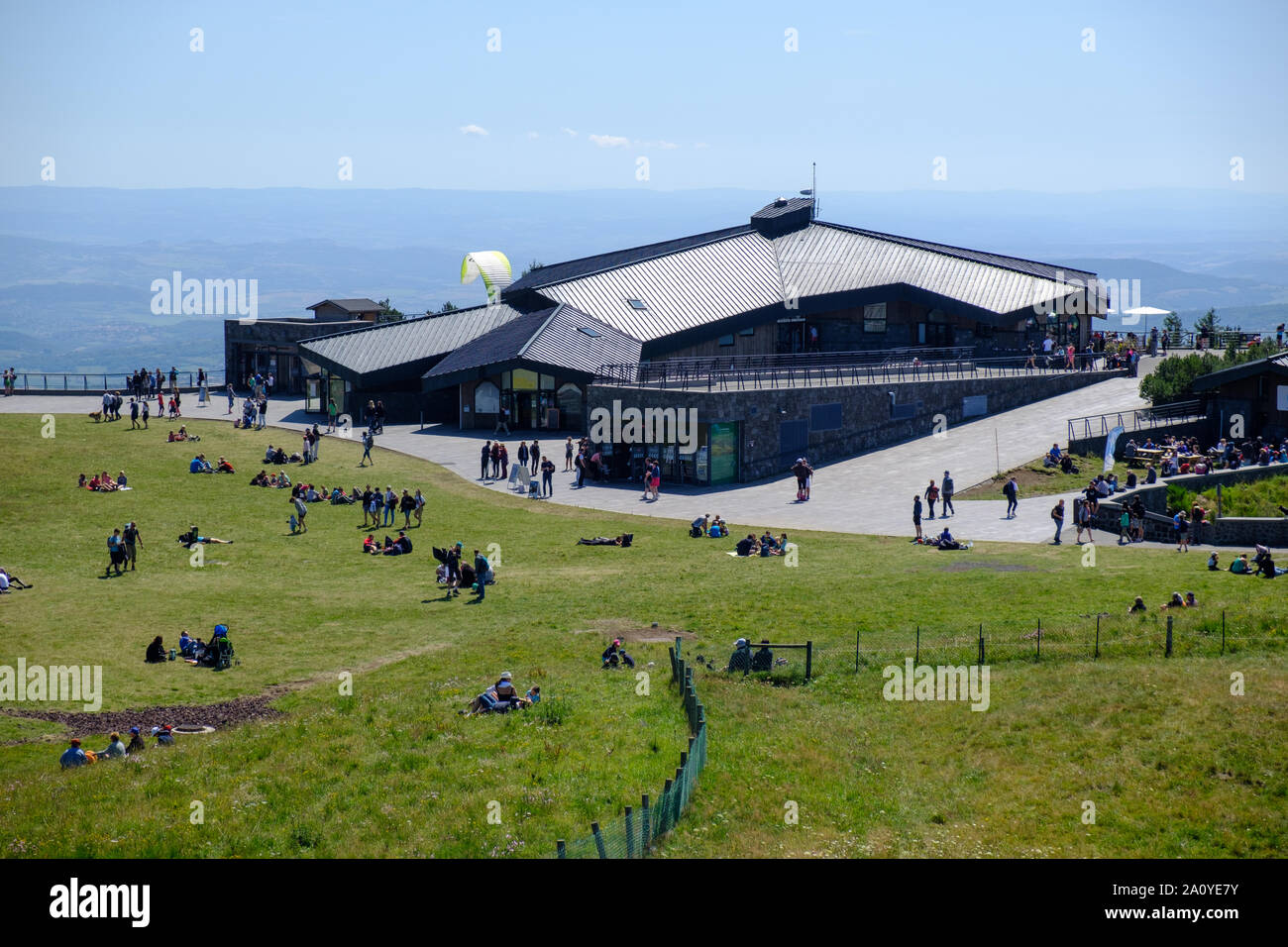 Il grande sito di Francia spazio, con il ristorante e la stazione ferroviaria, al vertice del Puy de Dome nei pressi di Clermont-Ferrand, Francia Foto Stock