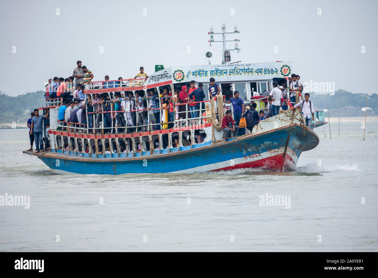 Traghetto sul fiume Padma, Bangladesh Foto Stock