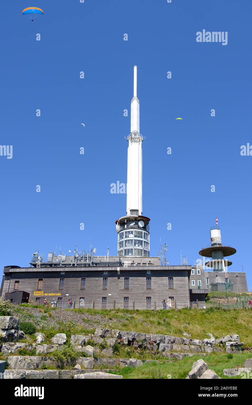 La radio e la televisione il trasmettitore al vertice del Puy de Dome nei pressi di Clermont-Ferrand, Francia Foto Stock