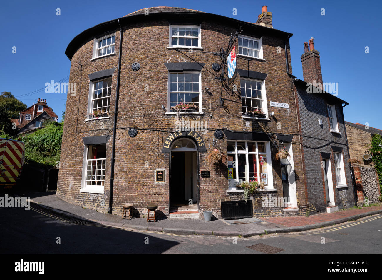 Lewes Arms pub angolo esterno facciata arrotondata. Lewes, Regno Unito, Settembre 2019 Foto Stock