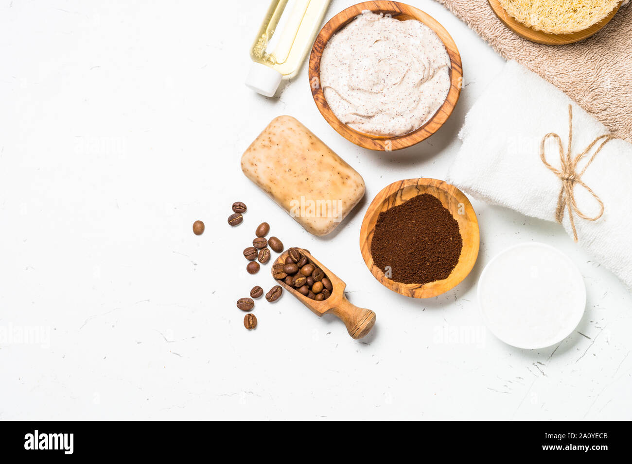 Macchia di caffè dal mare sale, olio di cosmetici e caffè. Foto Stock