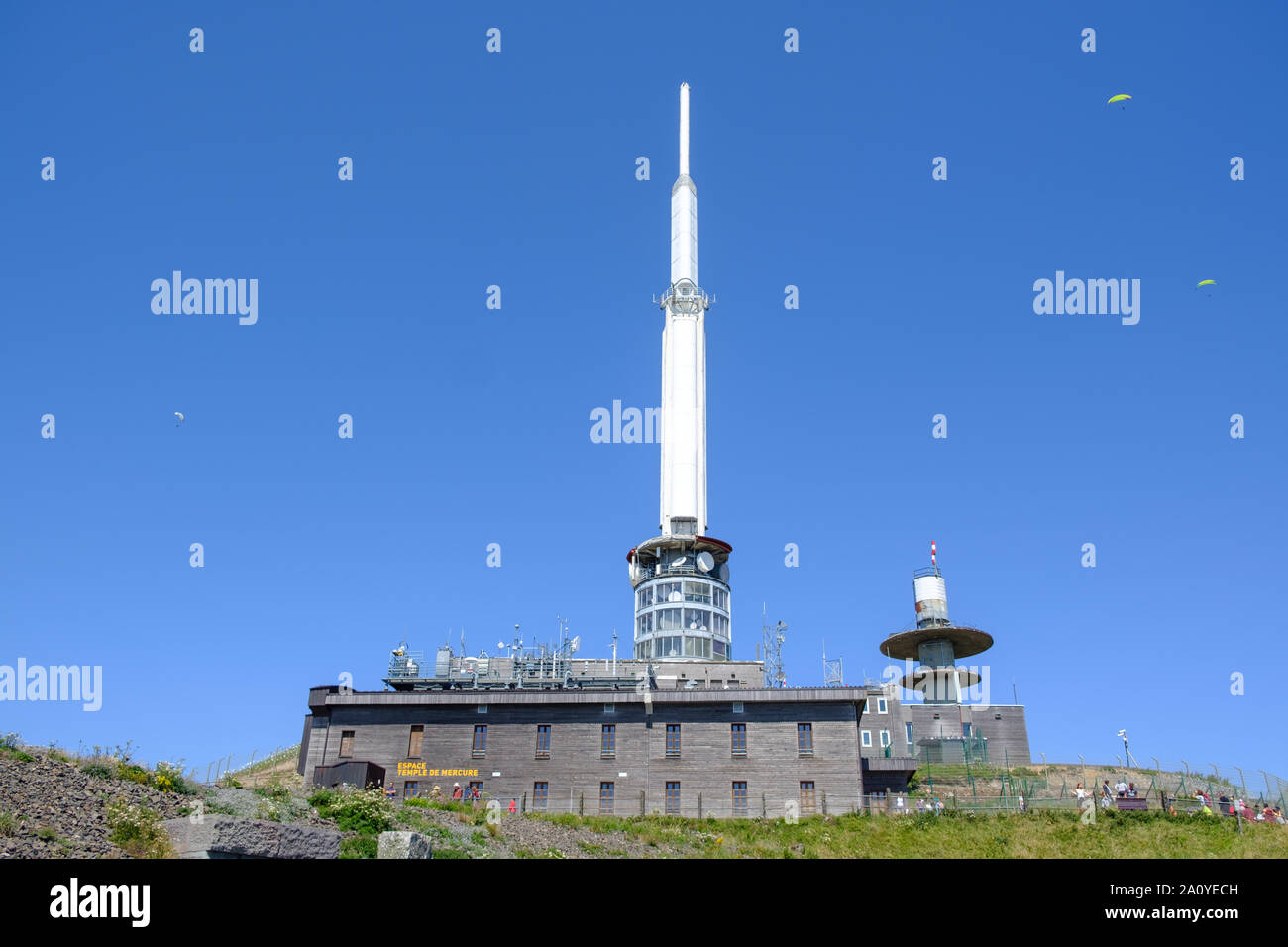 La radio e la televisione il trasmettitore al vertice del Puy de Dome nei pressi di Clermont-Ferrand, Francia Foto Stock