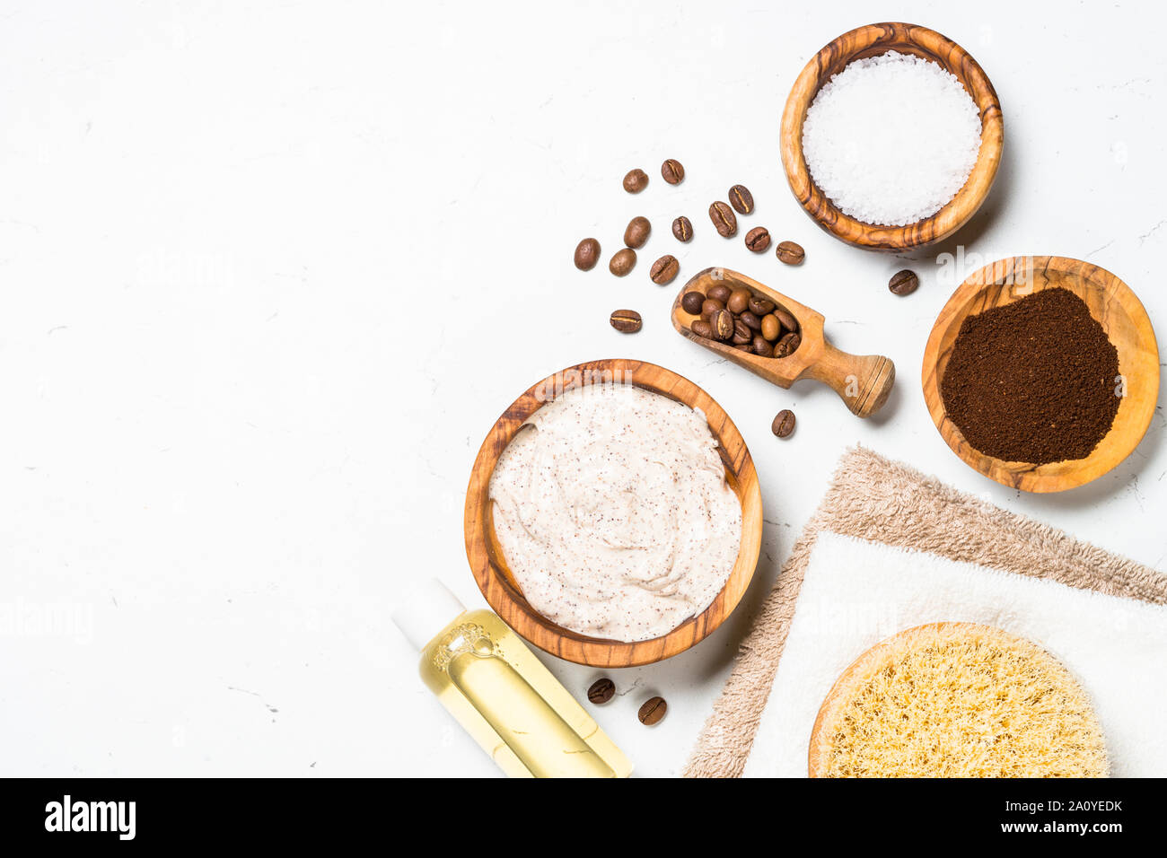 Macchia di caffè dal mare sale, olio di cosmetici e caffè. Foto Stock