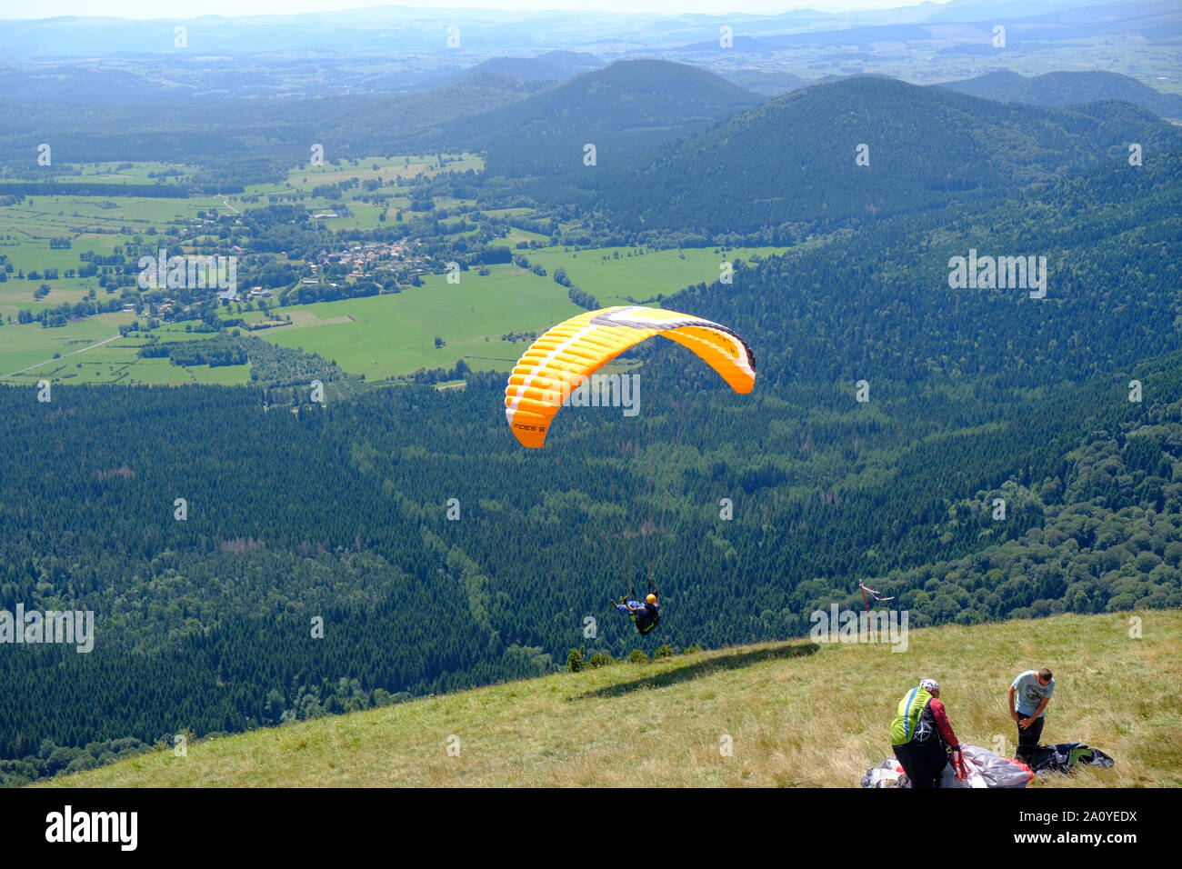 Parapendio al vertice del Puy de Dome nei pressi di Clermont-Ferrand, Francia Foto Stock