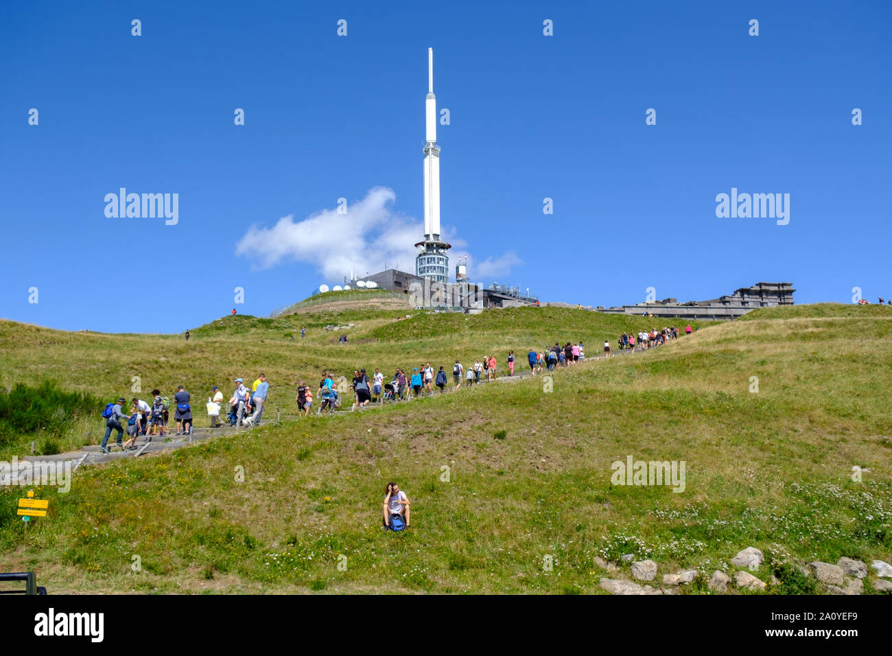 La radio e la televisione il trasmettitore al vertice del Puy de Dome nei pressi di Clermont-Ferrand, Francia Foto Stock