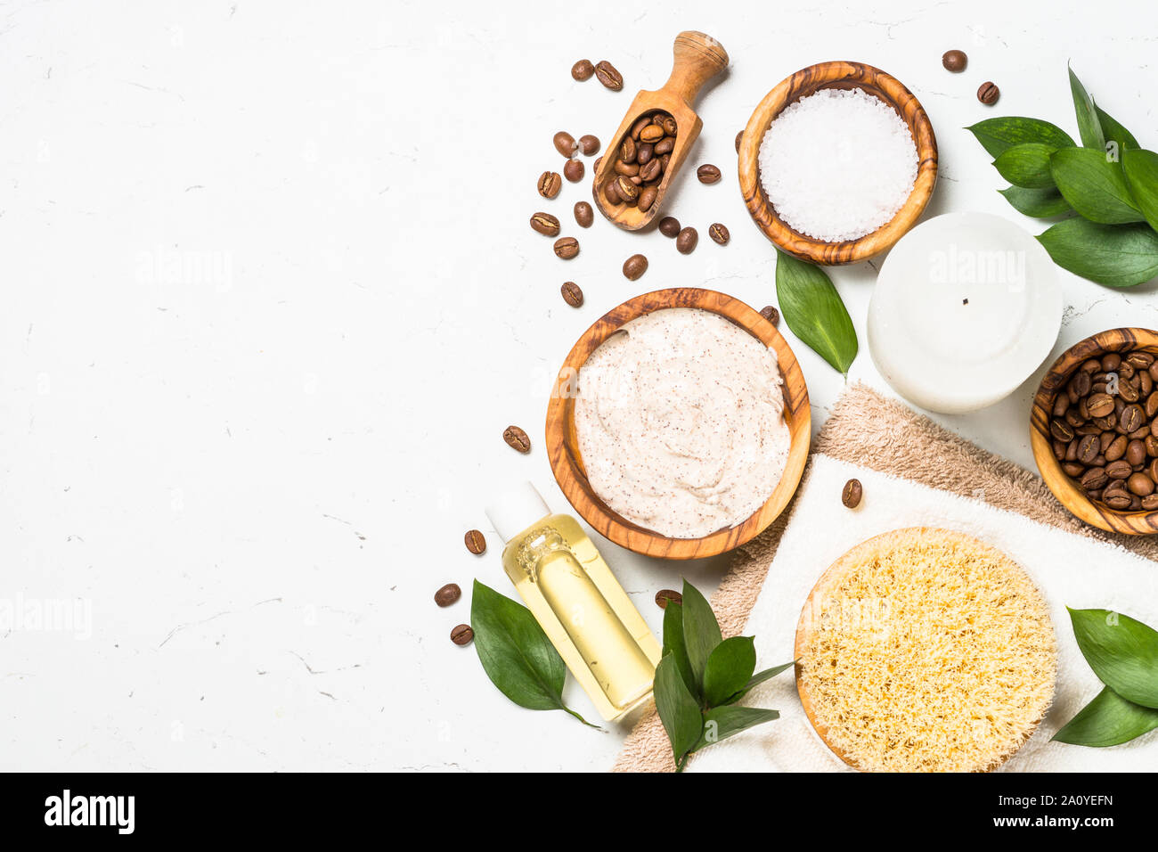 Macchia di caffè dal mare sale, olio di cosmetici e caffè. Foto Stock