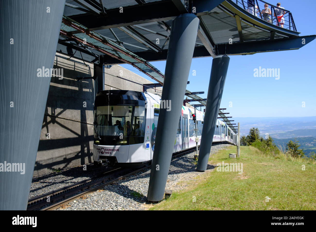 "Panaromique des Domes' panaromic treno elettrico arrivando alla sommità del Puy de Dome di Clermont Ferrand, Francia Foto Stock