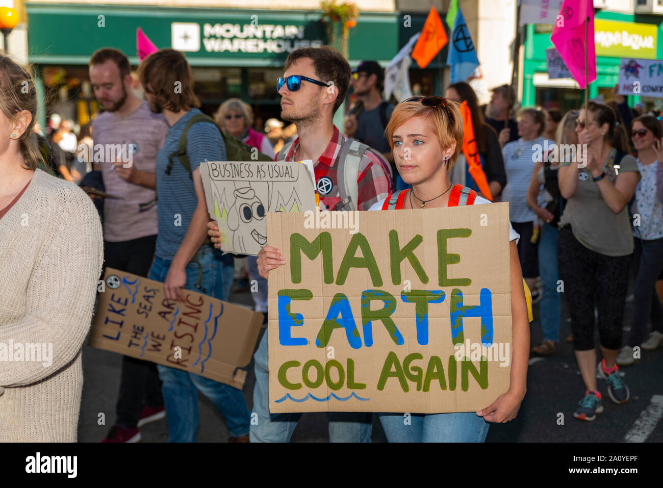 Truro, Cornwall, Regno Unito. 20/09/2019. Gli studenti provenienti da tutta la Cornovaglia hanno girato fuori per partecipare al global strike per elevare il profilo del cambiamento climatico. Foto Stock