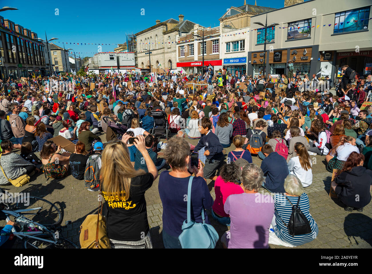 Truro, Cornwall, Regno Unito. 20/09/2019. Gli studenti provenienti da tutta la Cornovaglia hanno girato fuori per partecipare al global strike per elevare il profilo del cambiamento climatico. Foto Stock