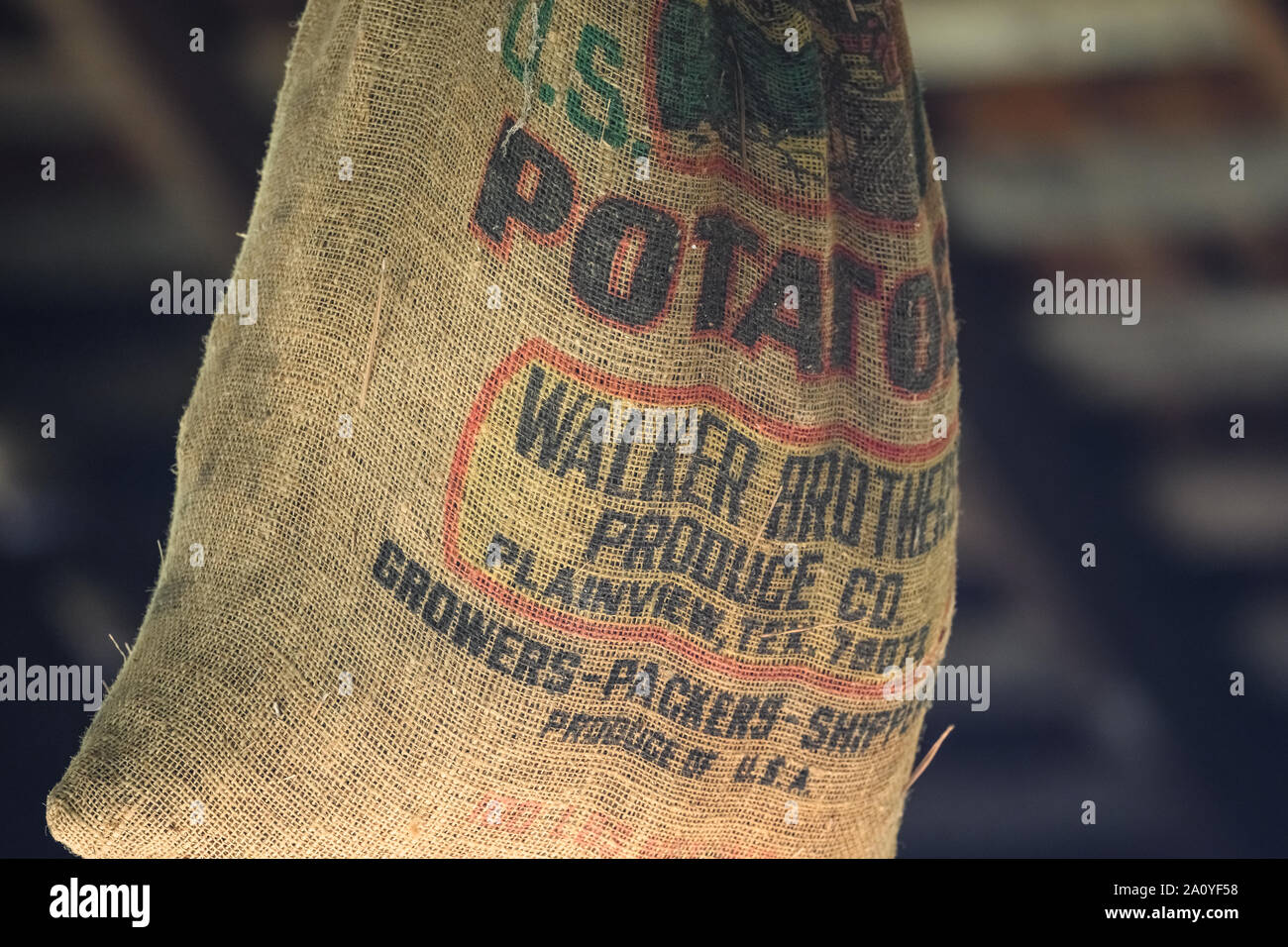 Una vecchia tela di sacco di patate appesa in un vecchio fienile. A Katy, Texas, Stati Uniti d'America. Foto Stock