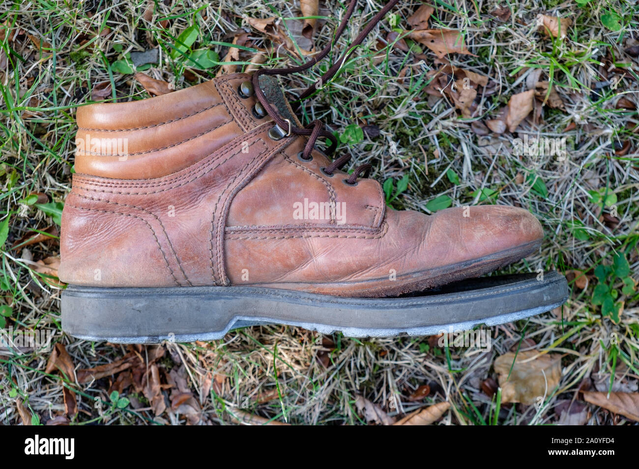 Vecchio boot a piedi con suola di separazione Foto Stock