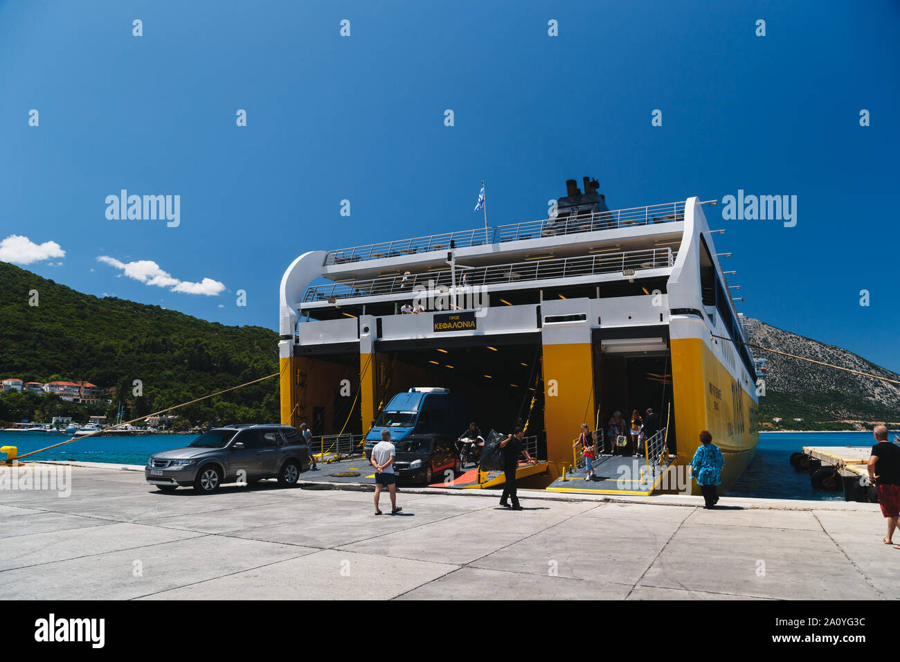 Poros, l'isola di Cefalonia, Grecia - 17 Luglio 2019: Un lo sbarco di auto e passeggeri da un traghetto di Levante Ferries gruppo ancorata al por Foto Stock