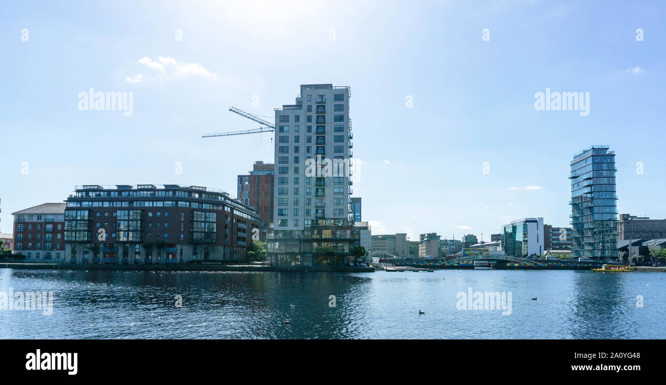 Grand Canal Docks, Dublino, Irlanda, con gli appartamenti Charlotte Quay nel centro e gli appartamenti Alto vetro sulla destra. Foto Stock