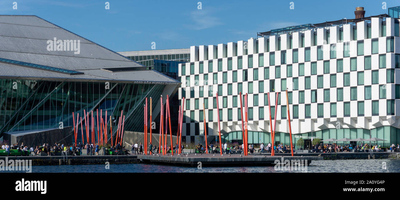Gli impiegati che si godono il pranzo-break in Grand Canal Square, Dublino, Irlanda. Gli uffici di Google, Facebook e principali studi legali sono nelle vicinanze. Foto Stock