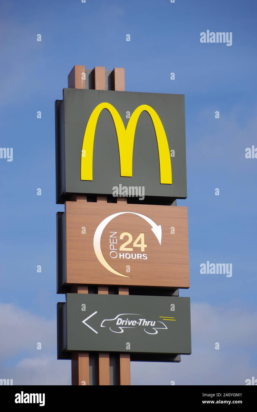 McDonald's segno, il famoso Golden Arches Logo, aperto 24 ore, drive thru Foto Stock