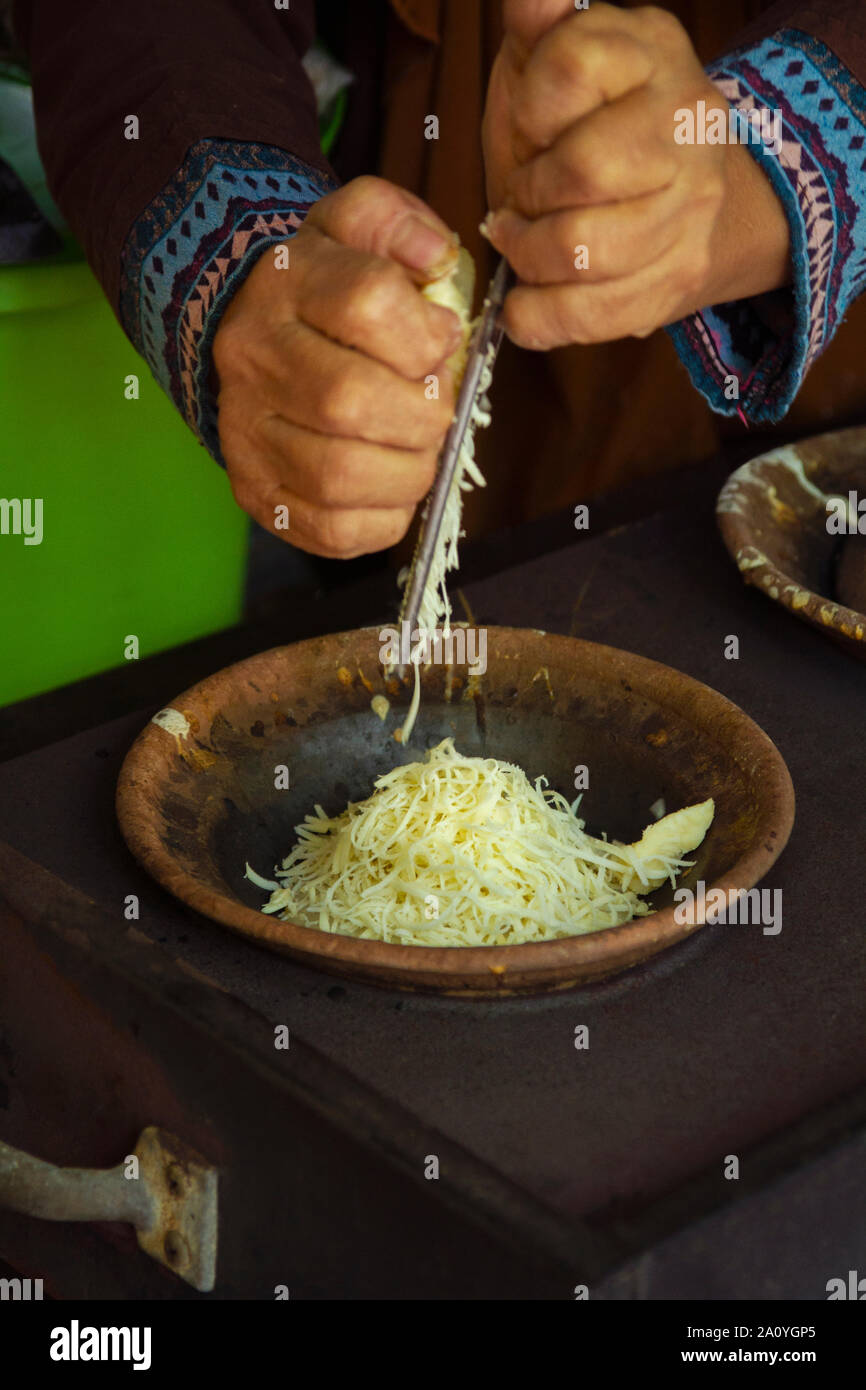 Indonesiano tradizionale pancake serabi o a una strada trafficata mercato alimentare Foto Stock