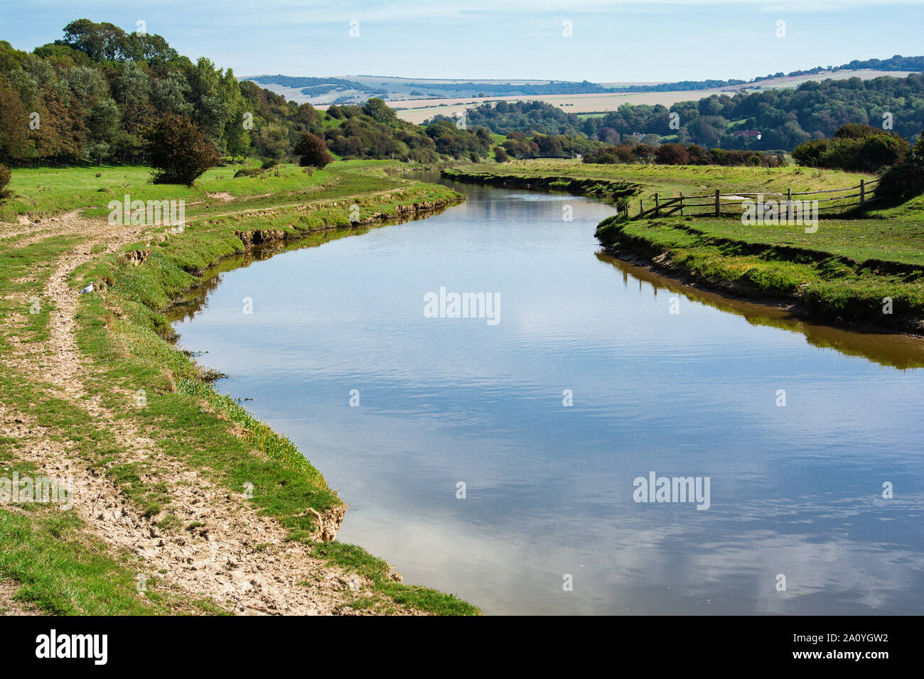 A piedi da alto e oltre il punto di vista vicino a Seaford, East Sussex. Fiume Cuckmere, South Downs, il fuoco selettivo Foto Stock