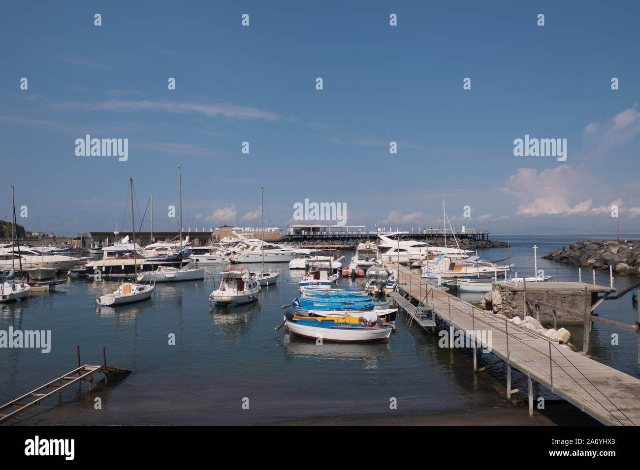 Piccole imbarcazioni ormeggiate Seiano marina in Italia Foto Stock