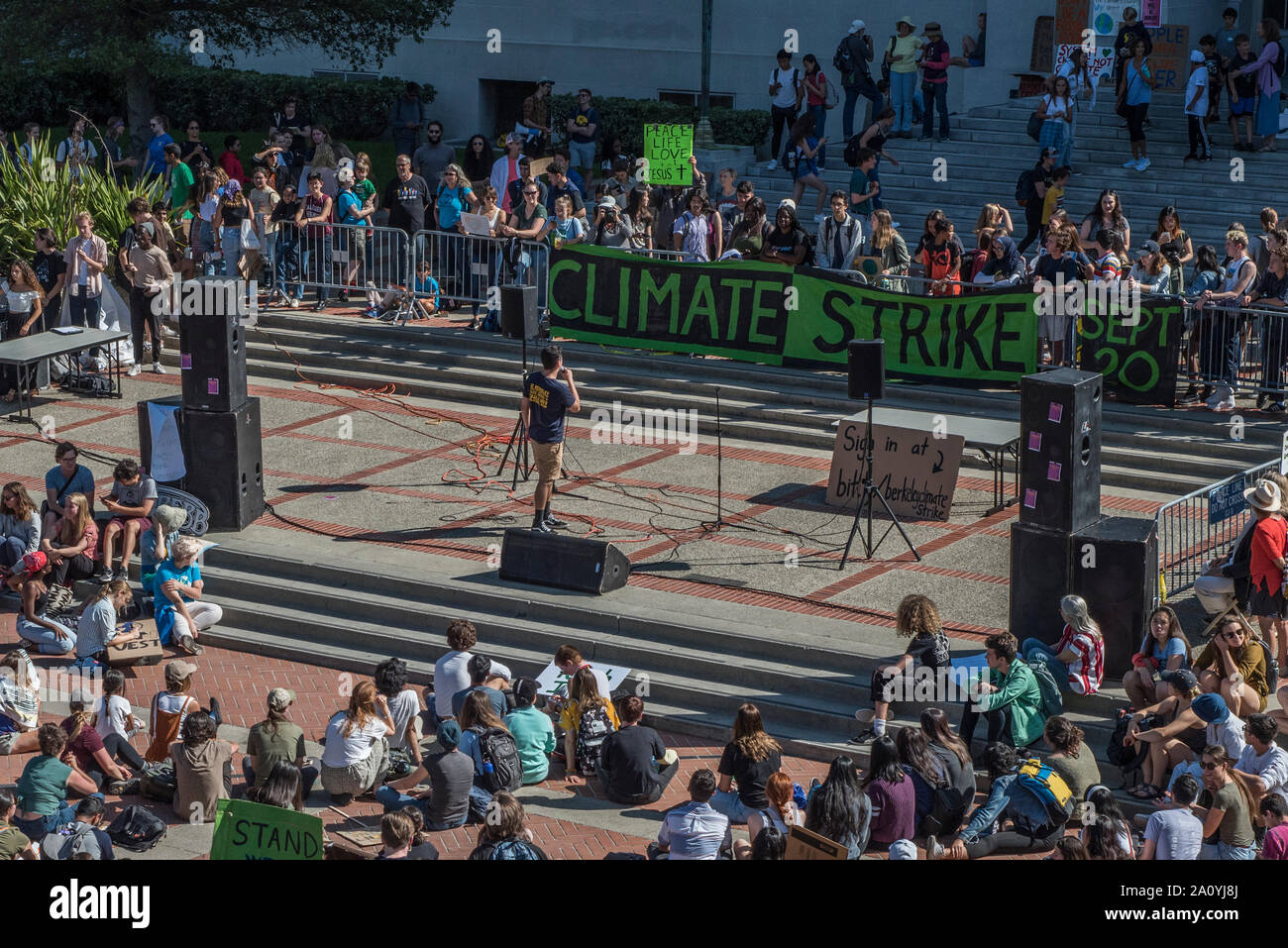 UC Berkeley studenti partecipano in sciopero per il clima walkout, protestando lo stato dei mondi di clima e di ambiente l'inerzia. Foto Stock