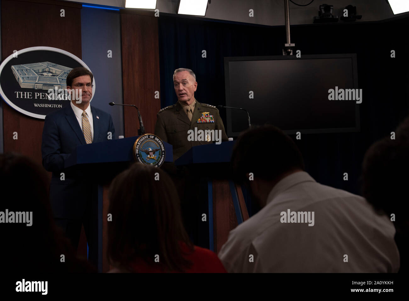 Stati Uniti Il Segretario della Difesa Mark T. Esper e il presidente del Comune di capi di Stato Maggiore, Marine Corps gen. Joe Dunford, tenere un briefing con la stampa al Pentagono a Washington, D.C., Sett. 20, 2019. (DoD foto di Lisa Ferdinando) Foto Stock