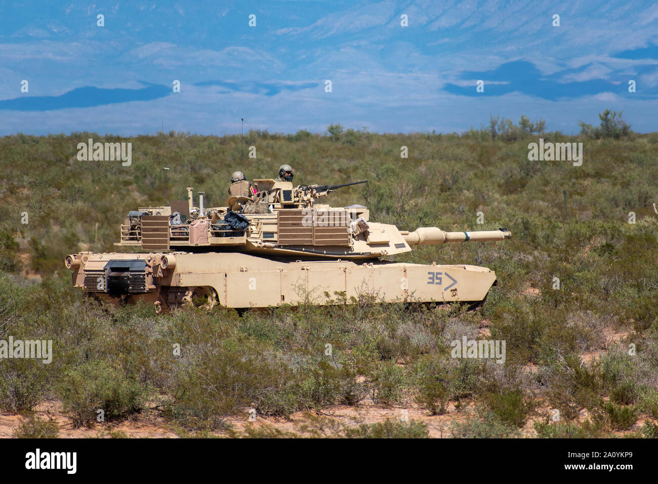 Stati Uniti Soldati con Delta truppa, 1-150th reggimento di cavalleria, trentesimo Armored Brigade Combat Team, North Carolina Esercito Nazionale Guardia, condurre un combinato di armi fuoco vivo Esercizio (CALFX) nelle vicinanze del Fort Bliss, Texas, Sett. 20, 2019. L'unità è mobilitata per supportare il funzionamento Spartan scudo in Medio Oriente con unità provenienti dal Nord Carolina, South Carolina, West Virginia e Ohio Army National Guard. (U.S. Esercito nazionale Guard foto di Sgt. Devin Lewis) Foto Stock