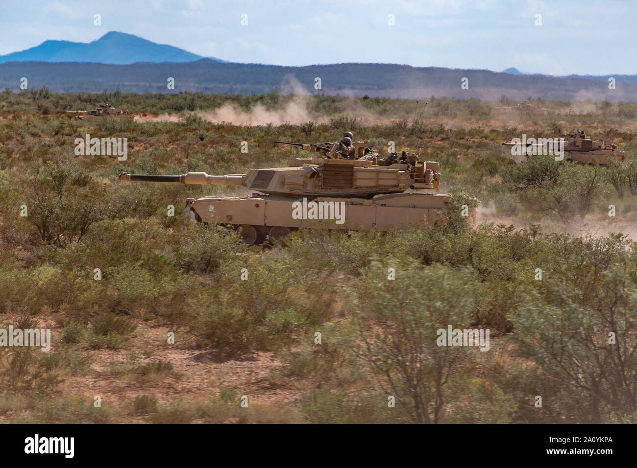 Stati Uniti Soldati con Delta truppa, 1-150th reggimento di cavalleria, trentesimo Armored Brigade Combat Team, North Carolina Esercito Nazionale Guardia, condurre un combinato di armi fuoco vivo Esercizio (CALFX) nelle vicinanze del Fort Bliss, Texas, Sett. 20, 2019. L'unità è mobilitata per supportare il funzionamento Spartan scudo in Medio Oriente con unità provenienti dal Nord Carolina, South Carolina, West Virginia e Ohio Army National Guard. (U.S. Esercito nazionale Guard foto di Sgt. Devin Lewis) Foto Stock
