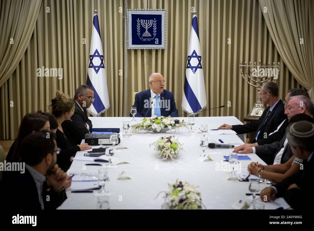 (190922) -- Gerusalemme, Sett. 22, 2019 (Xinhua) -- Presidente israeliano Reuven Rivlin (posteriore) incontra i membri del partito Likud alla residenza del presidente di Gerusalemme a sett. 22, 2019. Presidente israeliano Reuven Rivlin è cominciato domenica consultazioni con tutti i partiti eletti prima di lui decide la persona che avrà il compito di formare Israele il prossimo governo amid post-elettorale in stallo politico. (Yonatan residence/JINI via Xinhua) Foto Stock