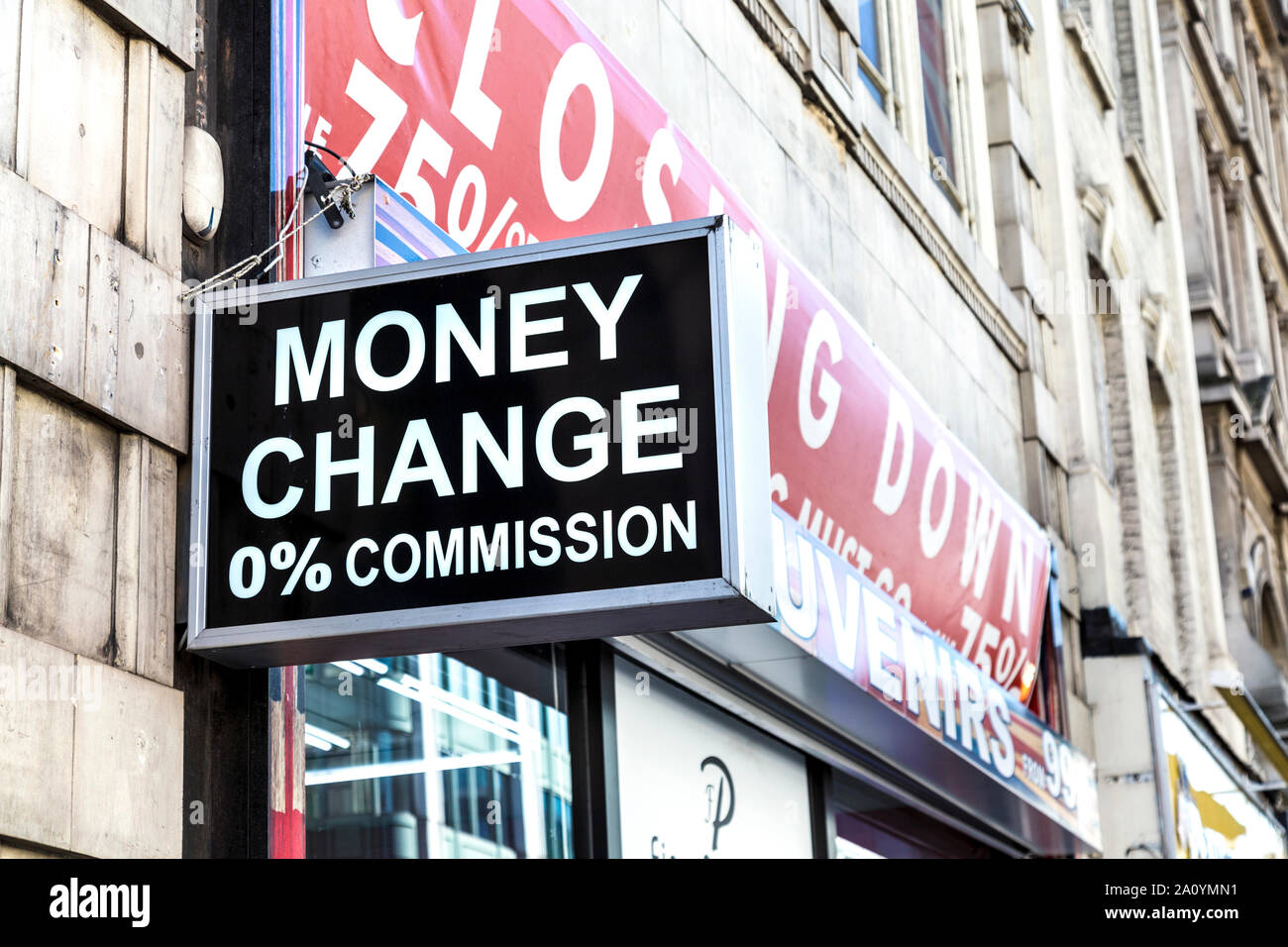 Bureau de cambia segno dicendo cambio di denaro 0% di commissione, London, Regno Unito Foto Stock