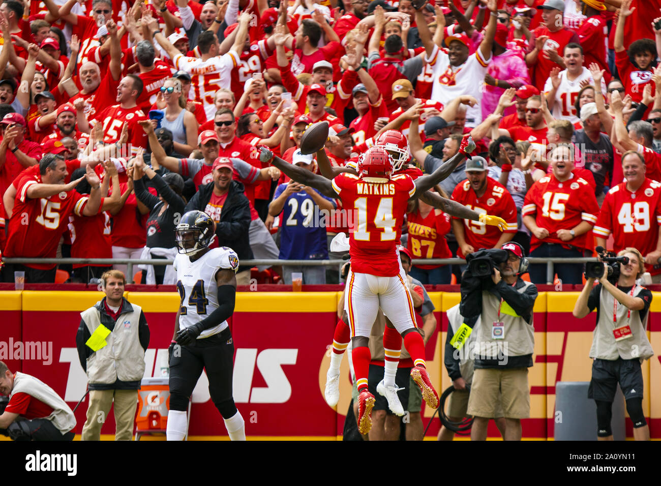 Kansas City Chiefs wide receiver Demarcus Robinson (11) festeggia il passare un touchdown con wide receiver Sammy Watkins (14) contro i Baltimore Ravens nel secondo trimestre di Arrowhead Stadium di Kansas City, Missouri Sabato, Domenica, 22 settembre 2019. Foto di Kyle Rivas/UPI Foto Stock