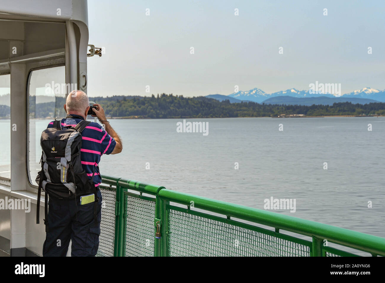 EN ROUTE SEATTLE A BREMERTON - Giugno 2018: Persona di scattare una foto dal ponte di un traghetto passeggeri sul suo modo da Seattle a Bremerton. Foto Stock