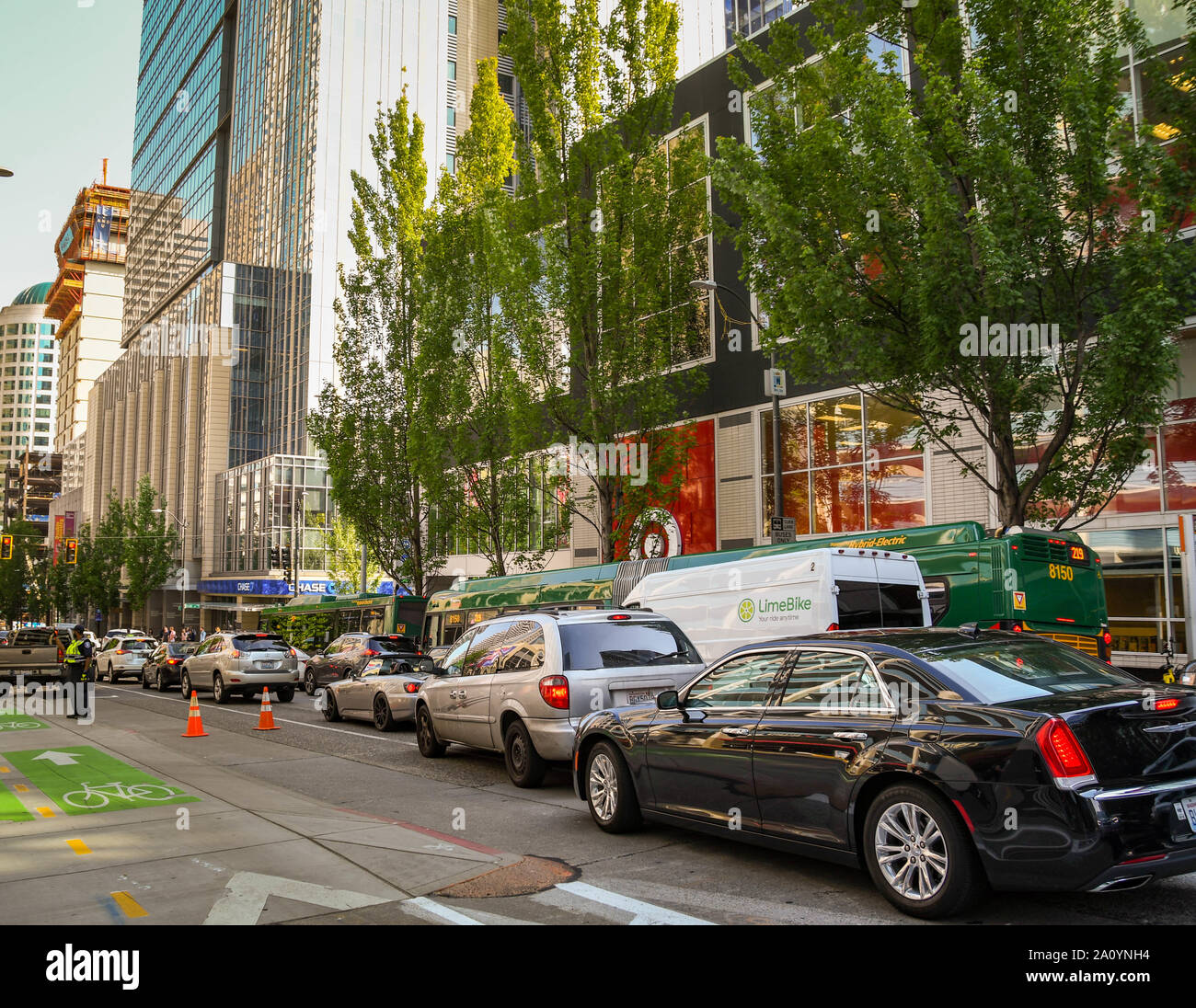 SEATTLE, WA, Stati Uniti d'America, - Giugno 2018: accodamento del traffico nella città di Seattle Center come le persone fanno il loro modo a casa dopo il lavoro. Foto Stock