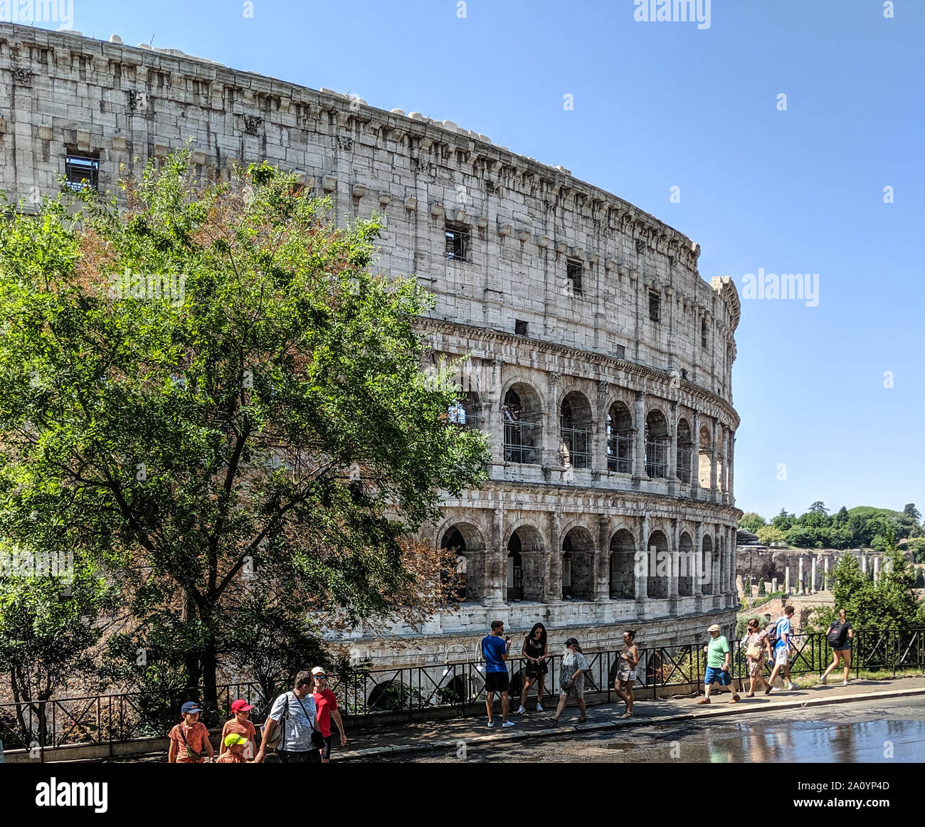 Turisti di passaggio il Colosseo e il Tempio di Venere e Roma come si vede da Via Nicola Salvi, Roma, Italia Foto Stock