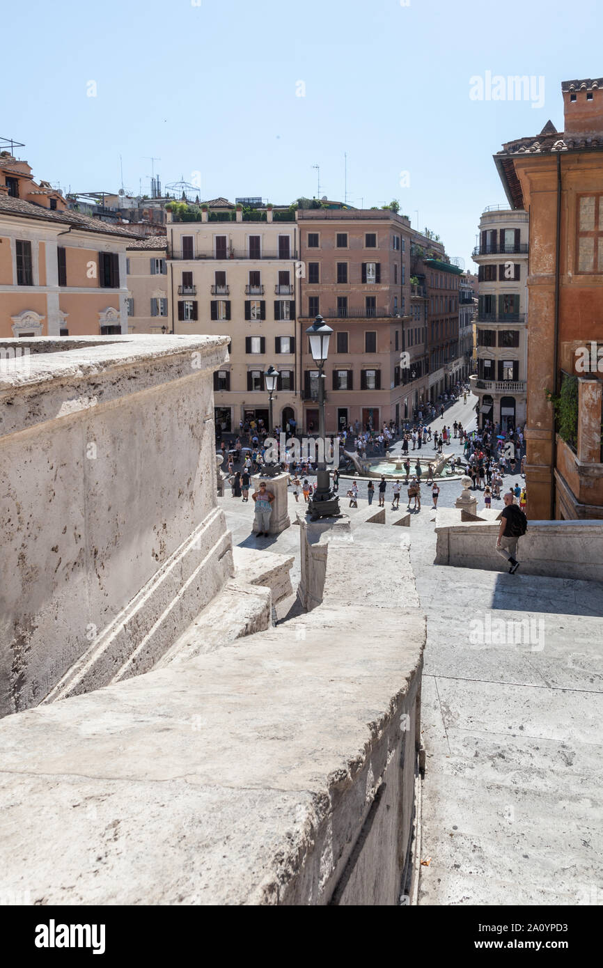 I turisti alla fontana della Barcaccia e la scalinata che conduce fino al Sallustian obelisco e chiesa di Trinità dei Monti il negozio di Via Condotti. Piazza d Foto Stock