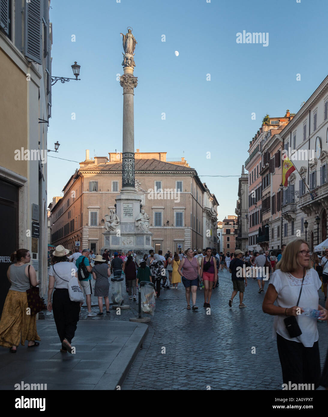 I turisti intorno alla colonna dell'Immacolata Concezione - Piazza di Spagna. Piazza di Spagna, Roma, Italia Foto Stock