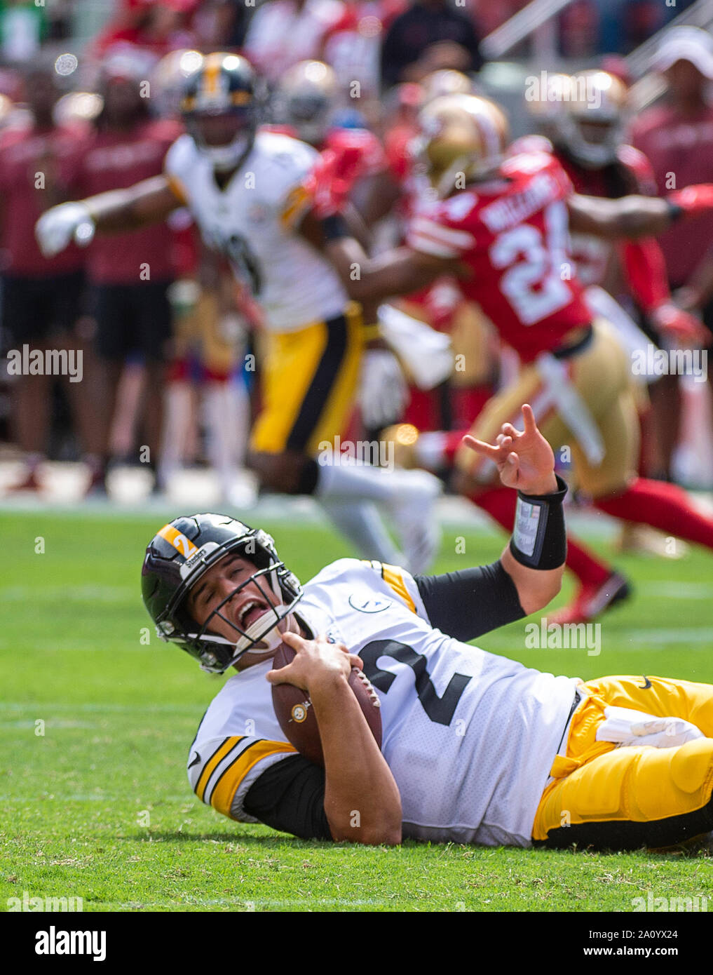 Santa Clara, CA, Stati Uniti d'America. Il 22 settembre, 2019. Pittsburgh Steelers quarterback Mason Rudolph (2) è saccheggiato da San Francisco 49ers difensivo fine Ronald Blair (98) nel secondo trimestre durante una partita a Levi's Stadium di domenica 7 settembre 22, 2019 in Santa Clara. Credito: Paolo Kitagaki Jr./ZUMA filo/Alamy Live News Foto Stock