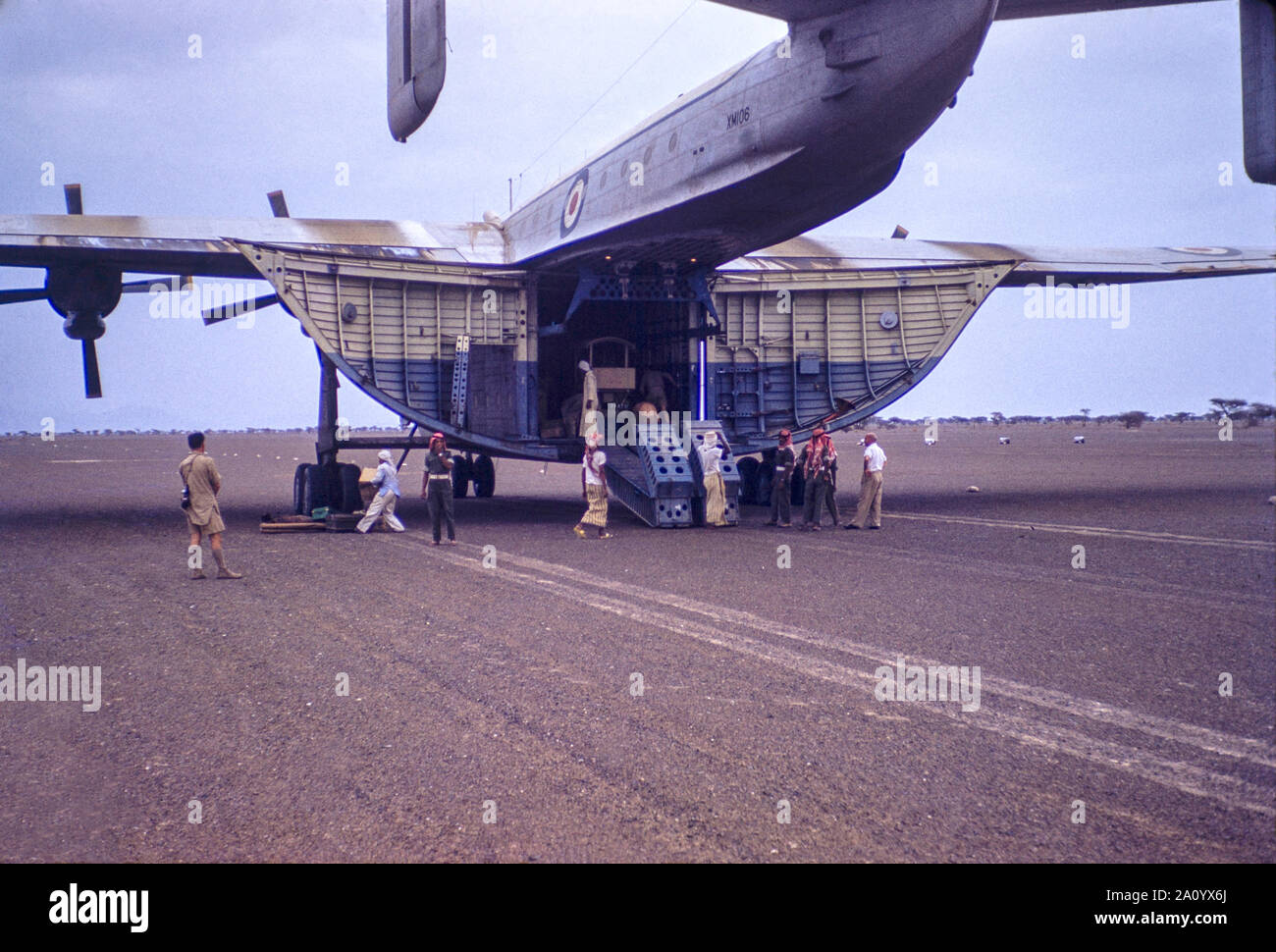 Il trasporto merci essendo spento caricato da un Beverley trasporti pesanti aerei operati dalla Royal Air Force Il trasporto del comando a RAF Sharjah negli Emirati Arabi Uniti nel 1962. Foto Stock