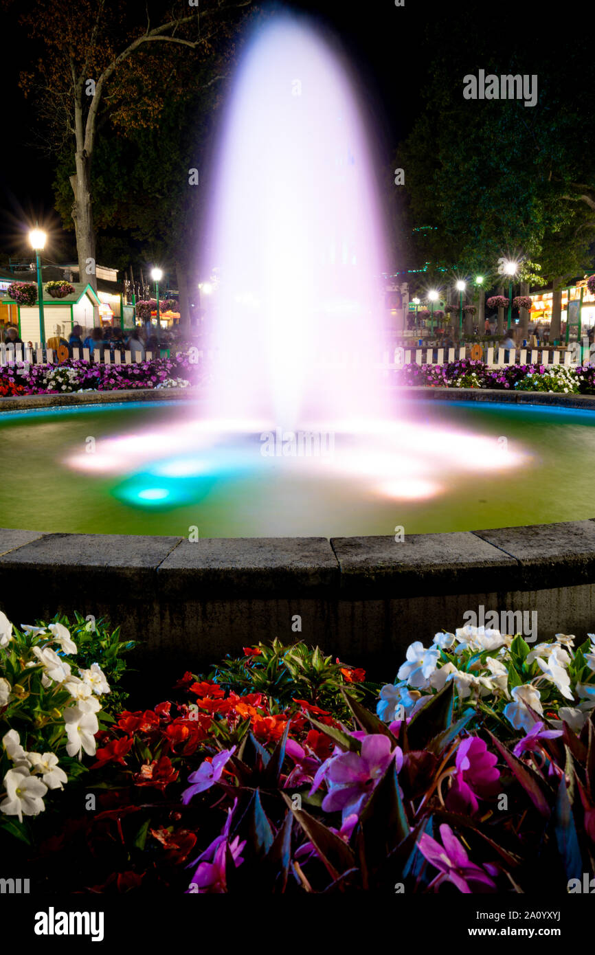 Segale, New York - Agosto 30, 2019: la bella fontana di Rye Playland di notte congelati nel tempo. Foto Stock