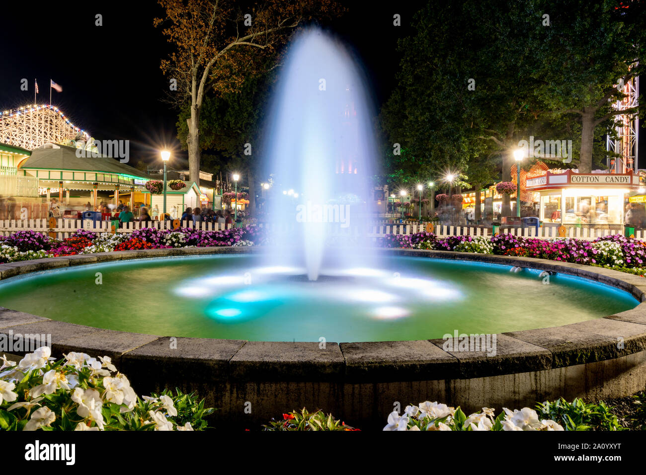 Segale, New York - Agosto 30, 2019: la bella fontana di Rye Playland di notte congelati nel tempo. Foto Stock