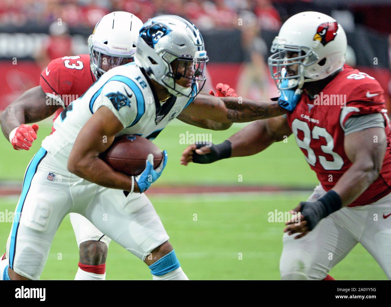 Glendale, Stati Uniti d'America. Il 22 settembre, 2019. Carolina Panthers' DJ Moore (L) dà Arizona Cardinals' Clinton McDonald un braccio rettilineo nel secondo trimestre a State Farm Stadium di Glendale, Arizona Domenica, Settembre 22, 2019. Foto di arte Foxall/UPI Credito: UPI/Alamy Live News Foto Stock