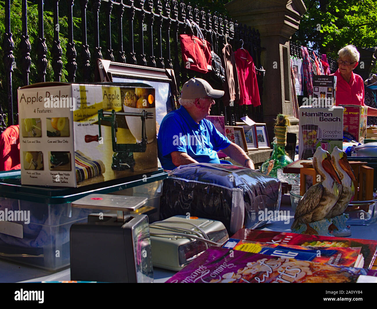 Stallholders ed i loro beni al nuovo garage di Edimburgo vendita, Ottawa, Ontario, Canada. Foto Stock