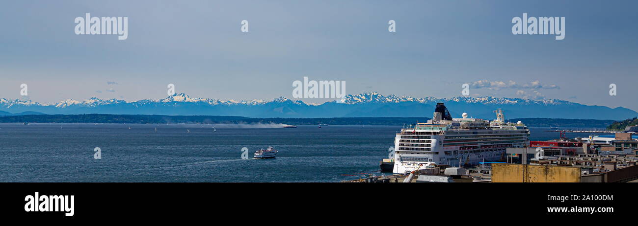 La nave di crociera in Seattle con Bainbridge Island in distanza Foto Stock