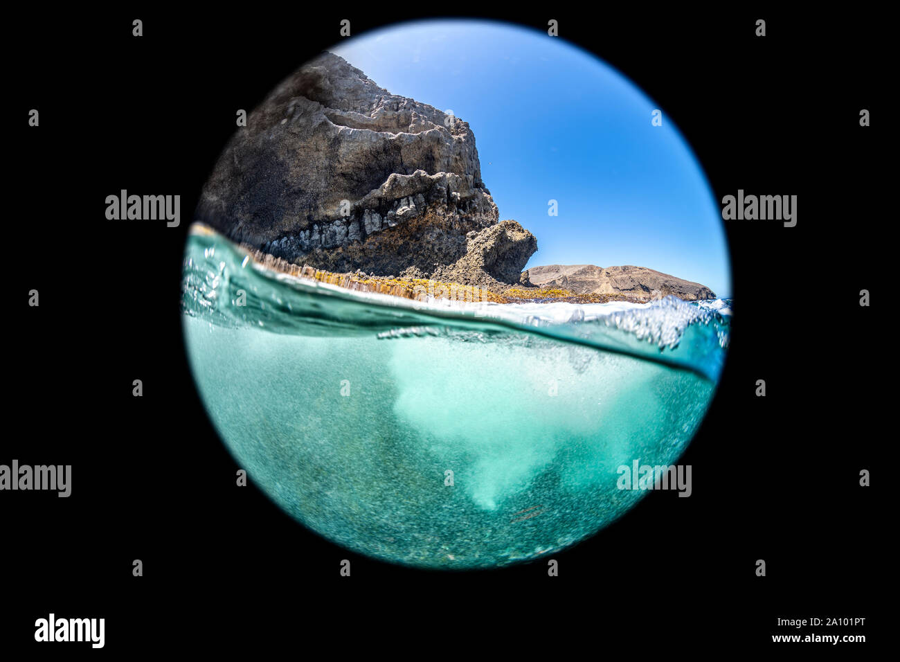 Immagine ripresa con una lente circolare mostra un over in vista dell'acqua grezza che circonda una barriera corallina su Santa Barbara Island in California. Foto Stock