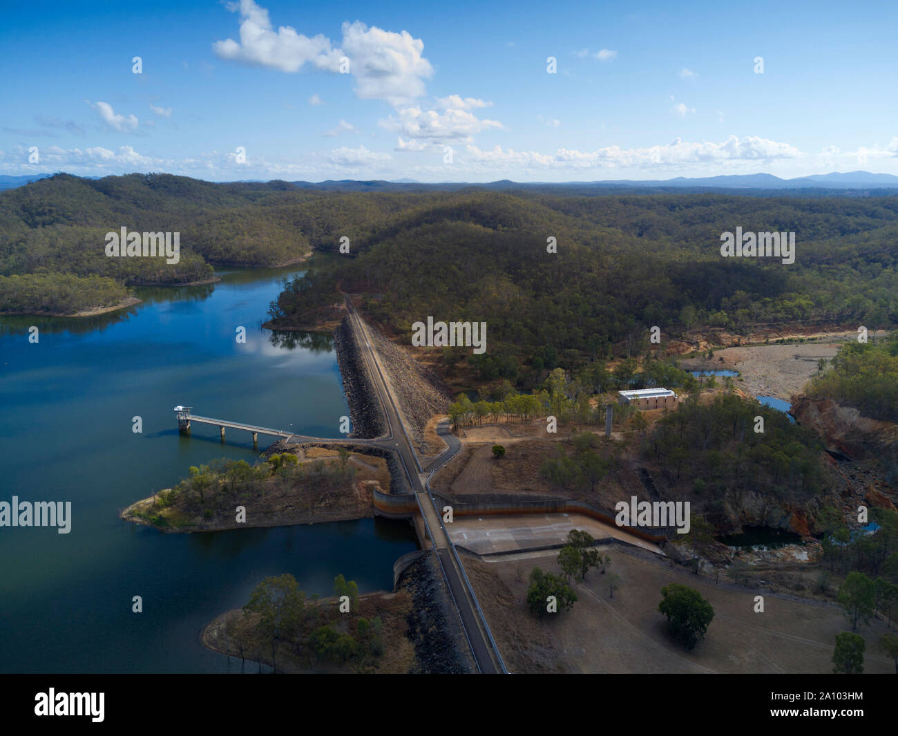 Antenna di Lago Monduran creato da Fred Haigh diga sul fiume Kolan è stato costruito per fornire acqua di irrigazione ma ora una preferita destinazione di pesca Foto Stock