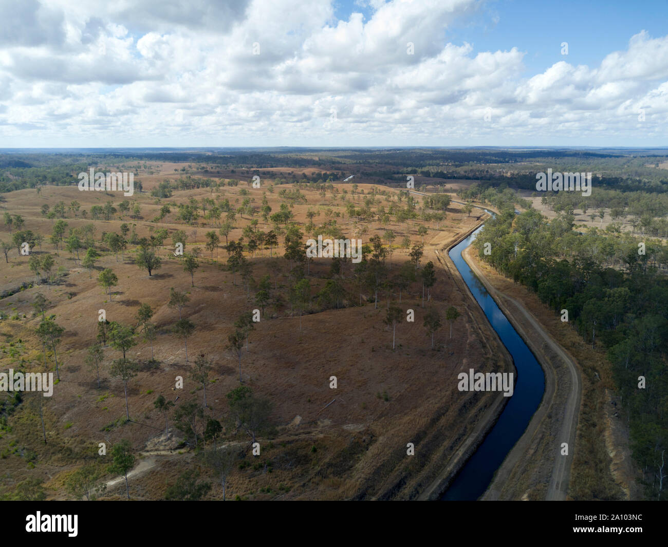 Canale di irrigazione canale dalla Fred Haigh Diga lago Monduran Gin Gin Queensland Australia Foto Stock