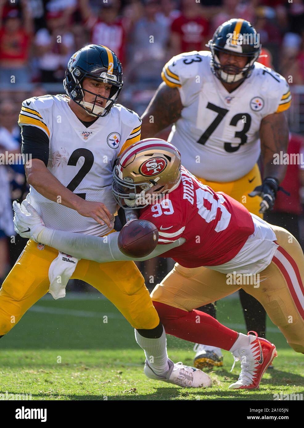 Santa Clara, CA, Stati Uniti d'America. Il 22 settembre, 2019. San Francisco 49ers tackle difensivo togliere Buckner (99) Sacchi Pittsburgh Steelers quarterback Mason Rudolph (2) nel quarto trimestre durante una partita a Levi's Stadium di domenica 7 settembre 22, 2019 in Santa Clara. Credito: Paolo Kitagaki Jr./ZUMA filo/Alamy Live News Foto Stock