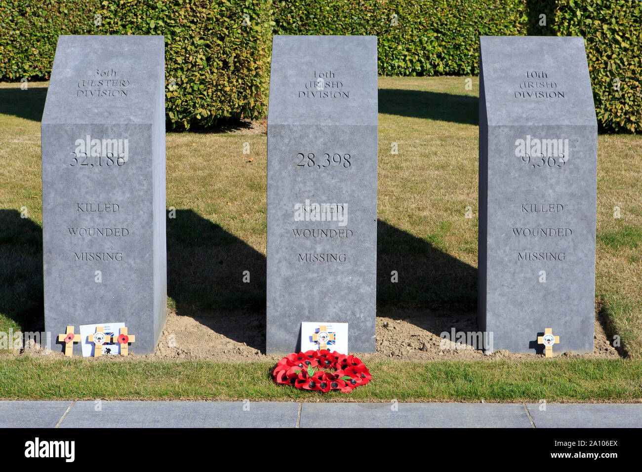 Tavolette di pietra con il numero totale di irlandese e dell'Irlanda del Nord I Guerra Mondiale vittime presso l'isola di Irlanda Peace Park di Messines, Belgio Foto Stock